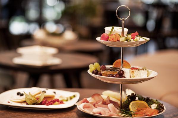 Ladenzeile-Café-Sahnehäuble-Schlemmer-Frühstück-2-Personen