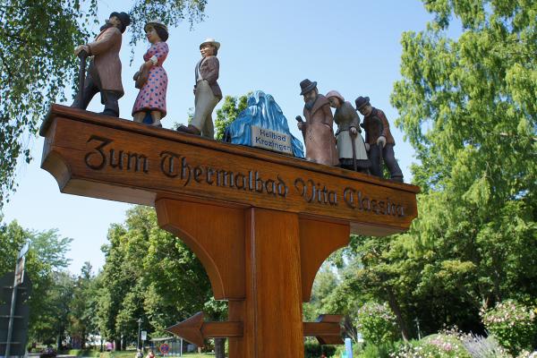 Vita-Classica-Therme-Holzschild-Wegweiser