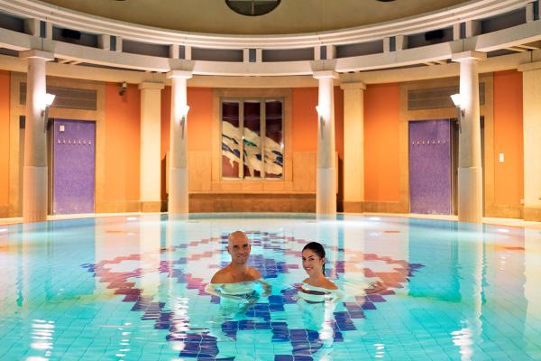 Vita-Classica-Therme-Kuppelhalle 01