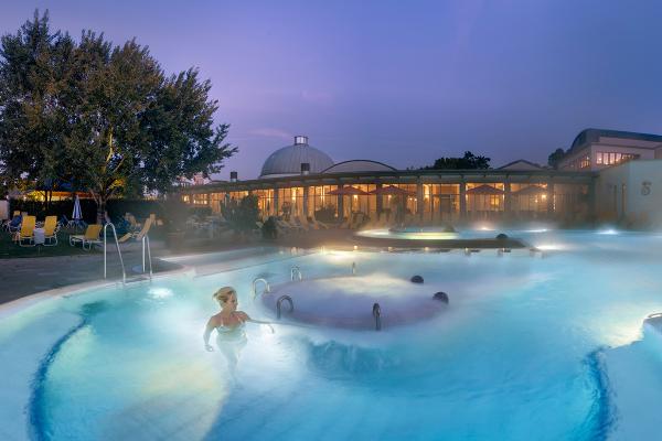 Vita-Classica-Therme-Saeulen-Außenbecken 02