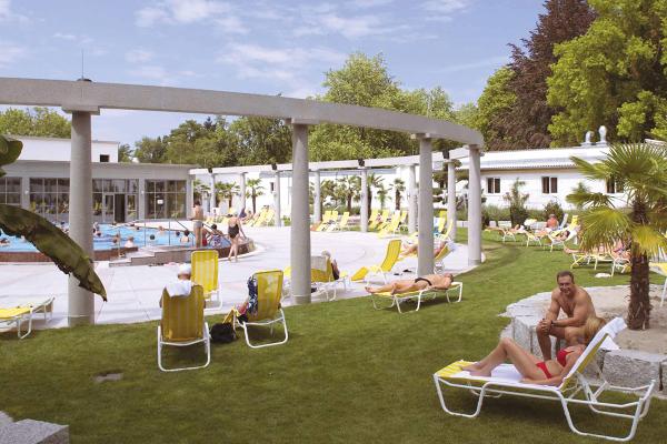 Vita-Classica-Therme-Saeulen-Außenbecken 03