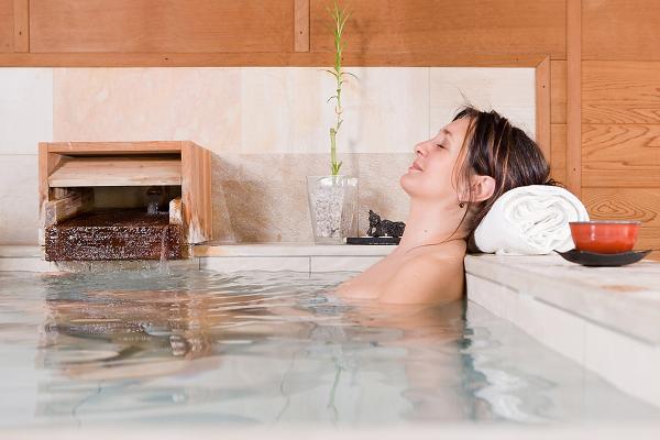 Wohlfuehlhaus-Private-Spa-Japanisches-Bad-Natursteinwanne