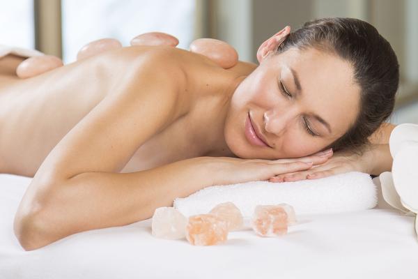 Wohlfuehlhaus-Wellness-Himalaya-Salzstein-Massage