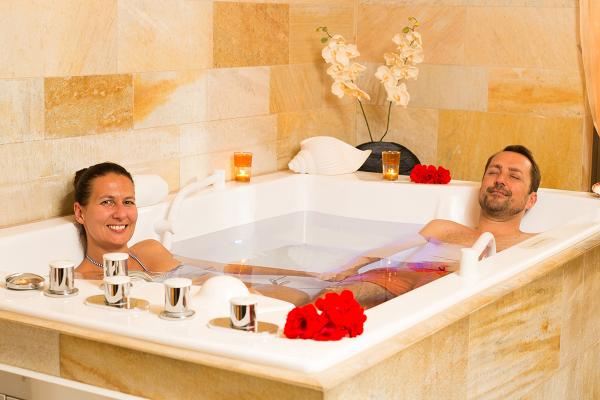 Wohlfuehlhaus-Wellness-Sprudelbad