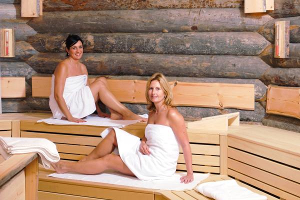 Vita-Classica-Therme-Saunaparadies-Frauen-in-der-Kelo-Sauna